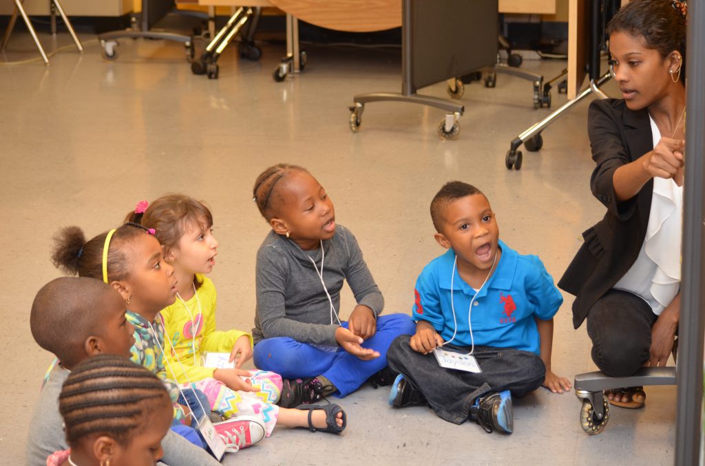 Reading Team preschoolers pronouncing the letter O