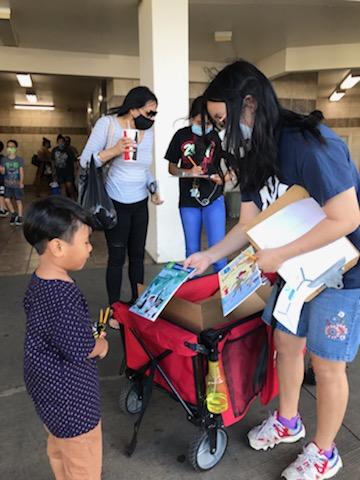Distributing books to young children at Hawaii Literacy