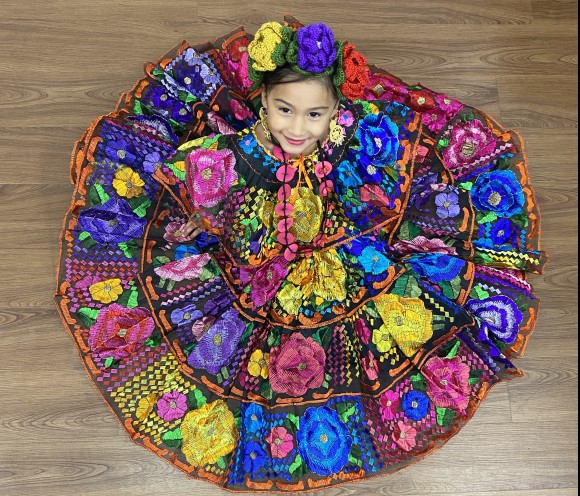 Young Los Niños Primero Folklorico dancer.