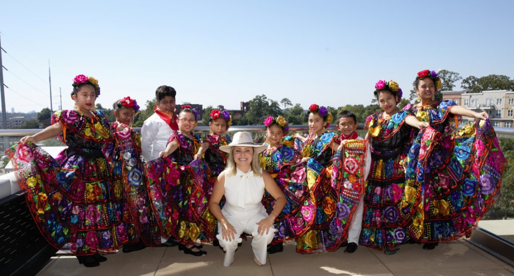 Los Niños Primero dancers