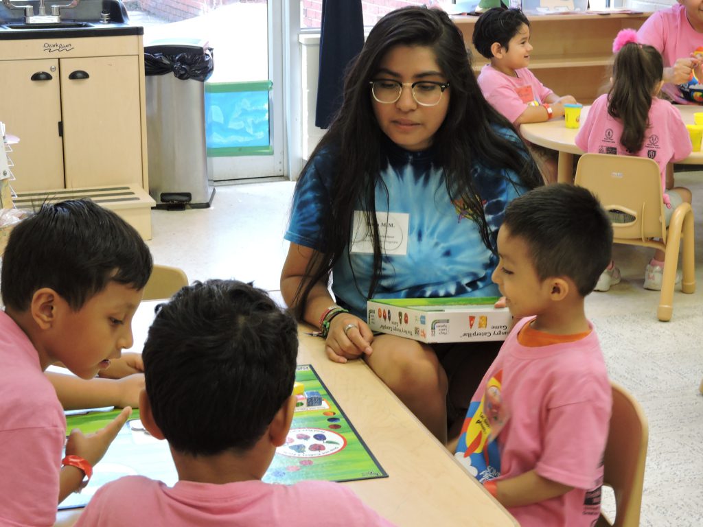 Los Niños Primero youth volunteer with 4-year-olds.