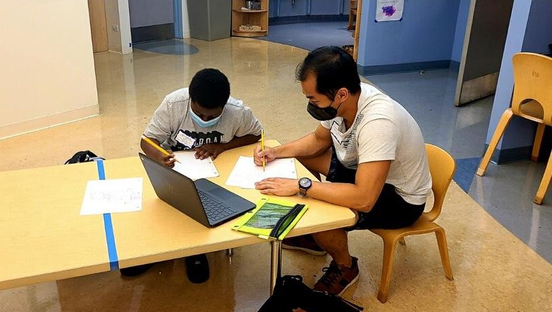 Tutoring Chicago tutor works with student