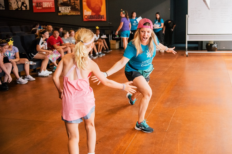 ZGiRLS woman slaps five young blonde girl